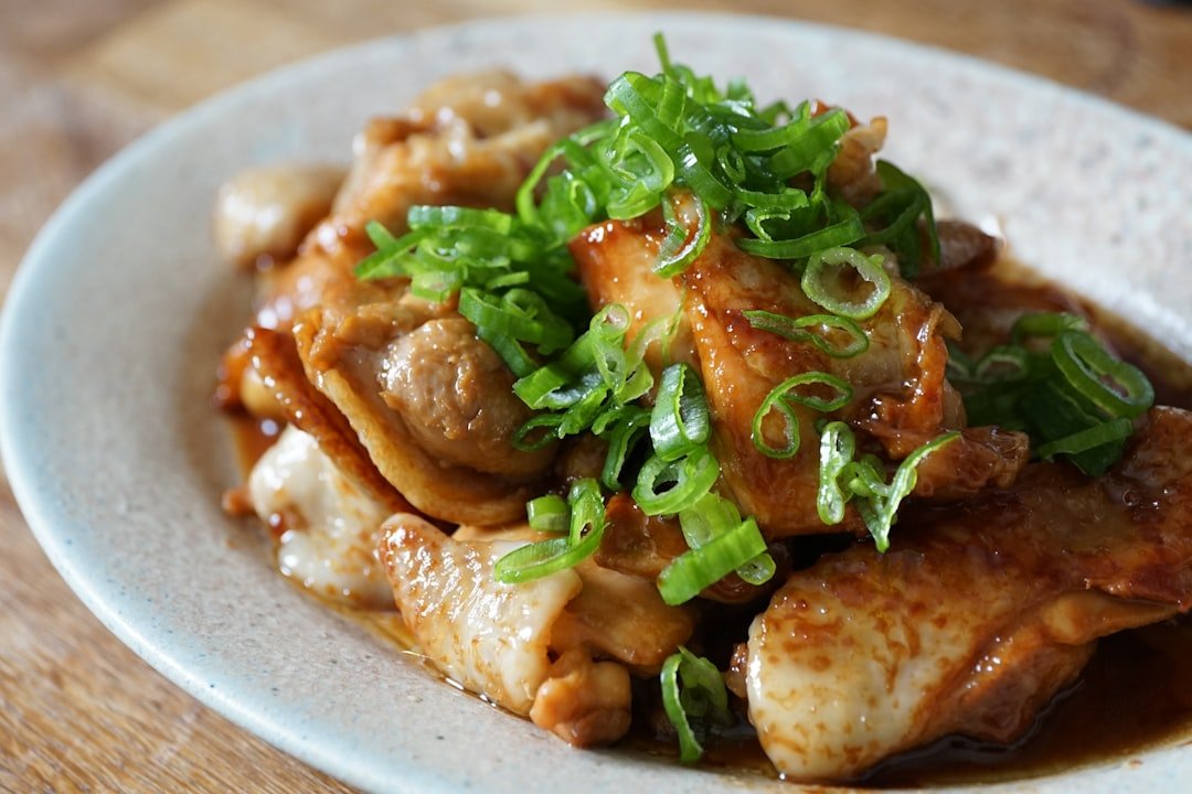 Ayam kecap pedas manis dengan saus kecap gelap dan mengilap
