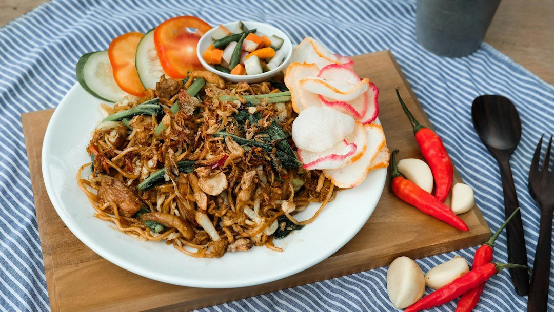 Mi goreng Jawa dengan sayuran untuk resep mi goreng Jawa rumahan