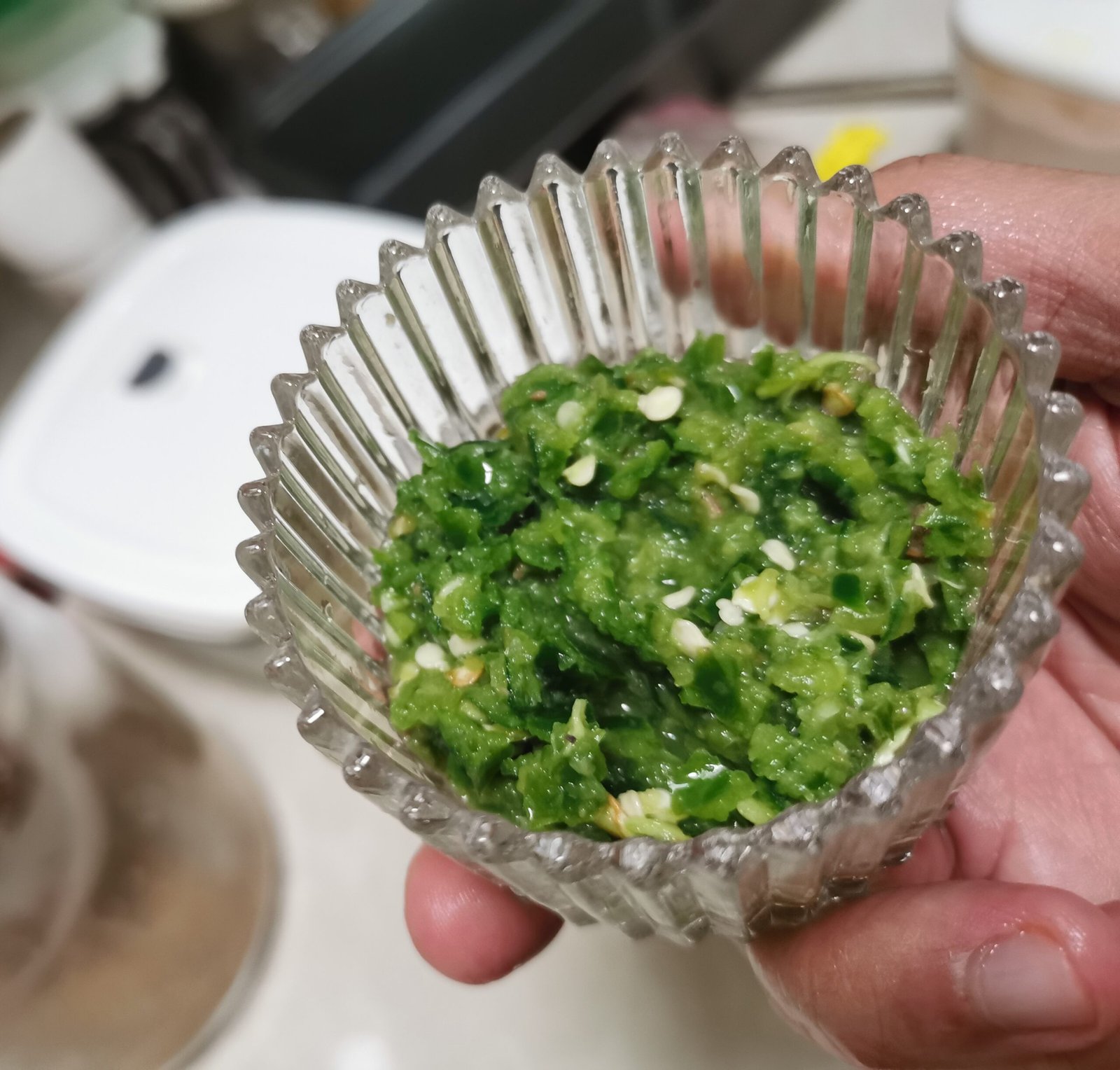 Sambal ijo khas Padang berwarna hijau dengan cabai hijau dan tomat hijau
