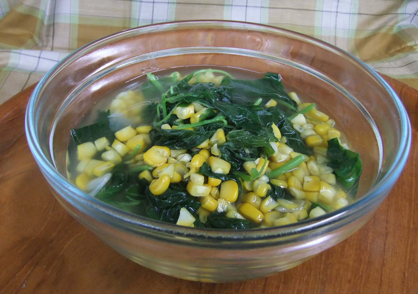 Sayur bening bayam dan jagung dalam kuah bening