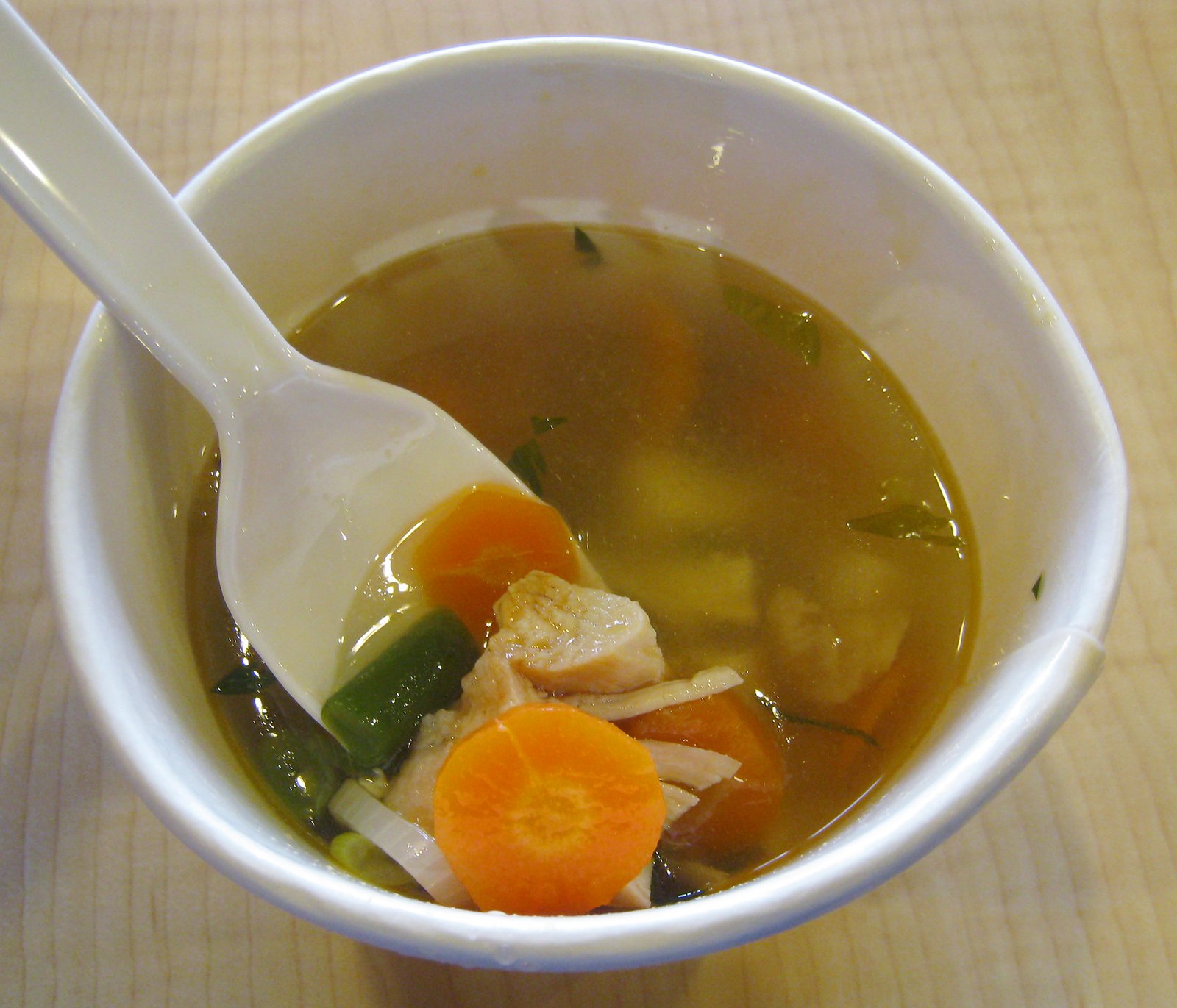 Sup ayam dengan kentang, wortel, dan sayuran dalam kuah bening