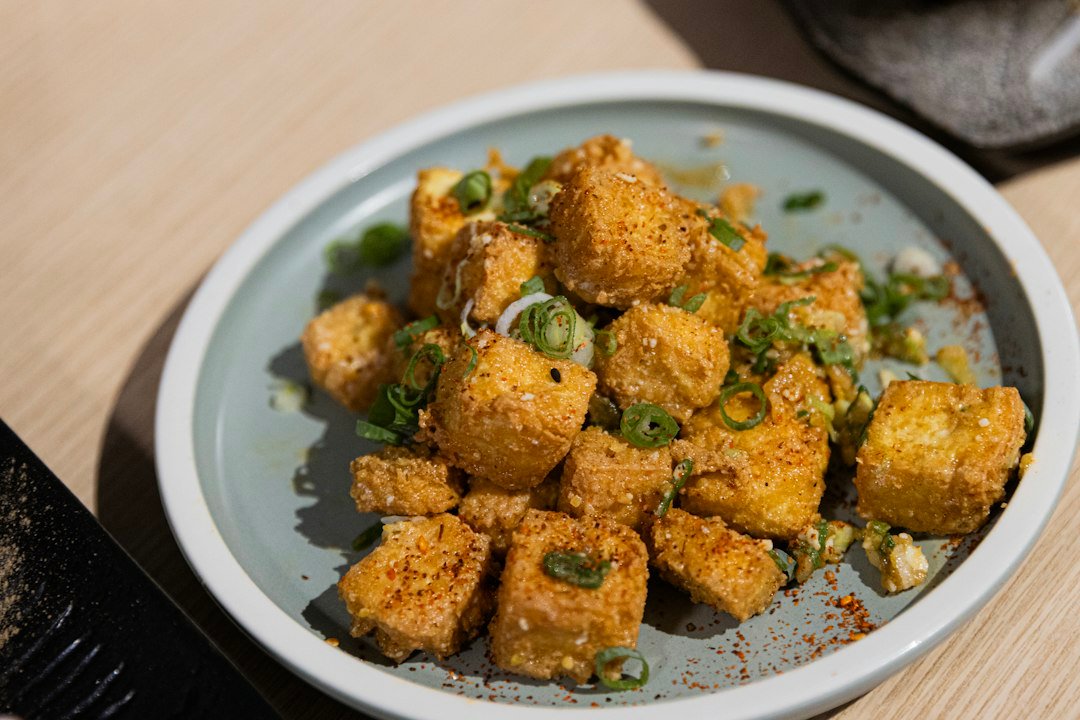 Tahu goreng renyah dengan taburan daun bawang untuk resep tahu cabe garam
